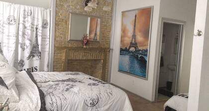 Cozy 2-bedroom sleeps 7 townhome in downtown walking distance to River & Casino