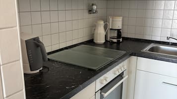 Wasserkocher mit Kaffee-/Teezubehör, Ofen, Herdplatte, Geschirrspüler