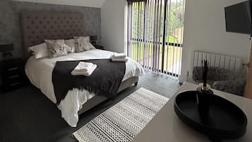 5 bedrooms, iron/ironing board, free WiFi, bed sheets