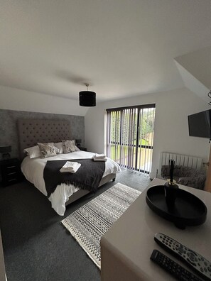 5 bedrooms, iron/ironing board, free WiFi, bed sheets