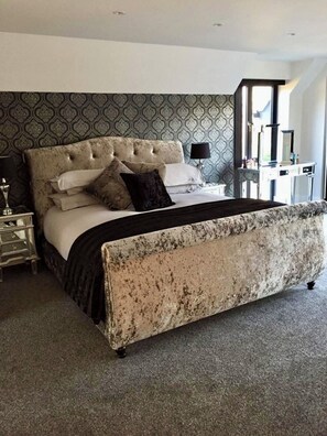 5 bedrooms, iron/ironing board, free WiFi, bed sheets - Spacious Detached Home in Sussex - Sleeps 14 (Pulborough)