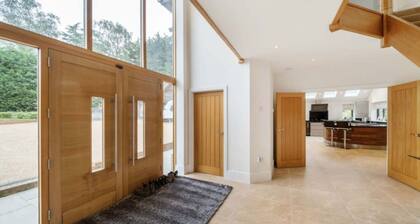 Spacious Detached Home in Sussex - Sleeps 14