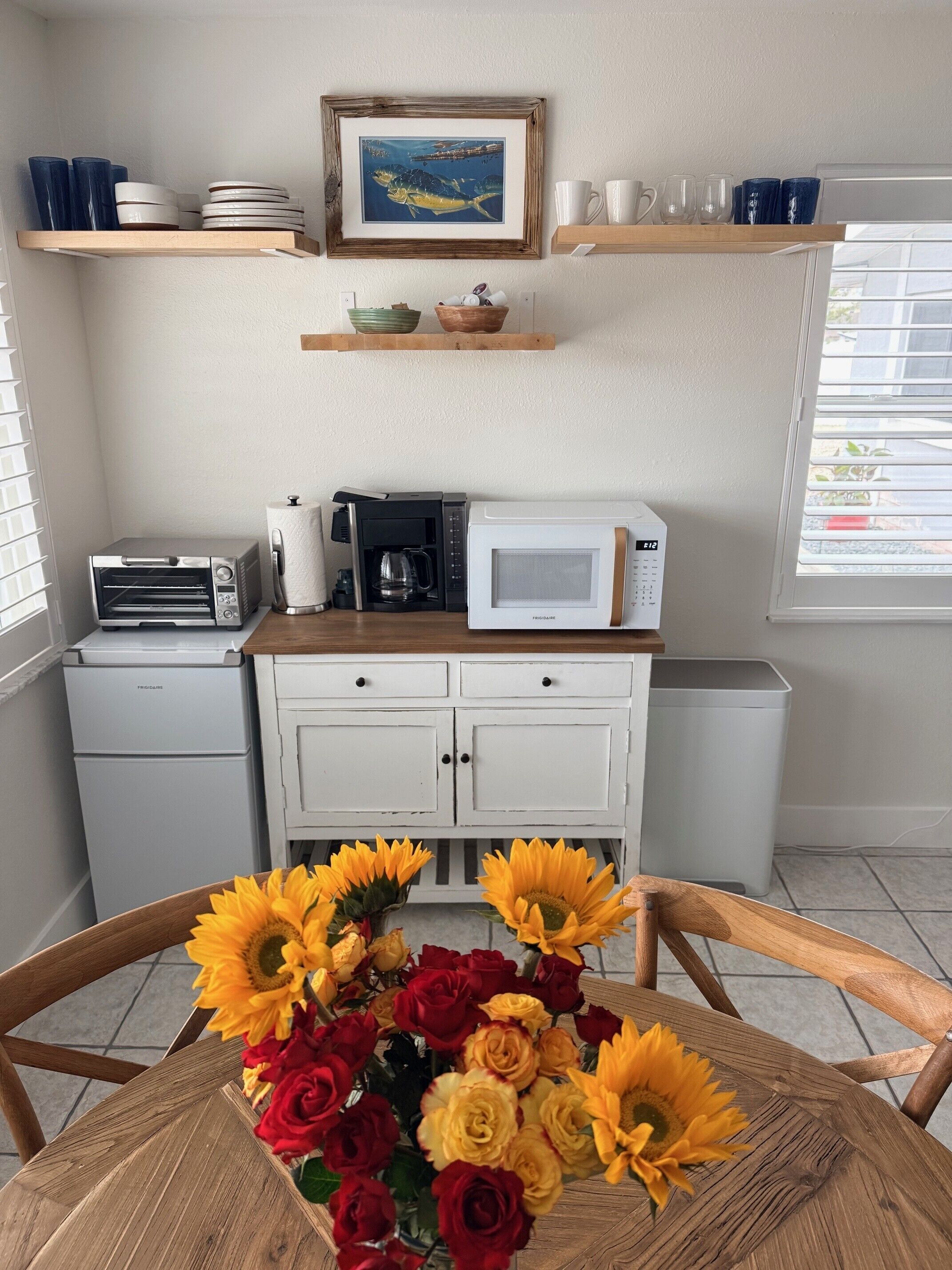 Geladeira, micro-ondas, cafeteira/chaleira