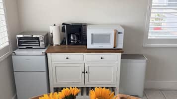 Geladeira, micro-ondas, cafeteira/chaleira