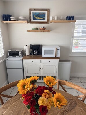 Refrigerador, microondas, cafetera y tetera y utensilios de cocina 