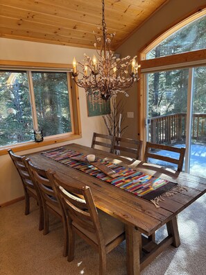 Dining - Delightful 3-bedroom house in Truckee perfect for your getaway (Truckee)