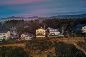 Exterior - The Salt Life - Oceanfront escape Hot tub (Lincoln City)