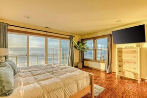 3 bedrooms, iron/ironing board, WiFi, bed sheets - The Salt Life - Oceanfront escape Hot tub (Lincoln City)