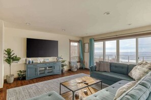 TV - The Salt Life - Oceanfront escape Hot tub (Lincoln City)