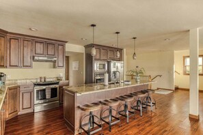Fridge, microwave, oven, stovetop - The Salt Life - Oceanfront escape Hot tub (Lincoln City)
