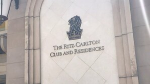 Placa do The Ritz Carlton Club and Residences com um emblema de leão.