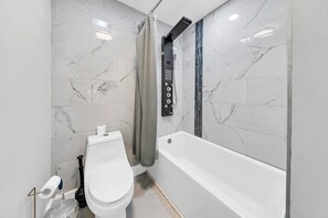 Hair dryer, towels, soap, toilet paper - 230 Stylish 1 Bedroom Condo 3 pools (Destin)