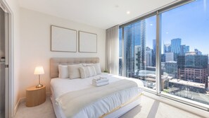 2 bedrooms, free WiFi, bed sheets - Sky-High Serenity at The Fifth (Melbourne)