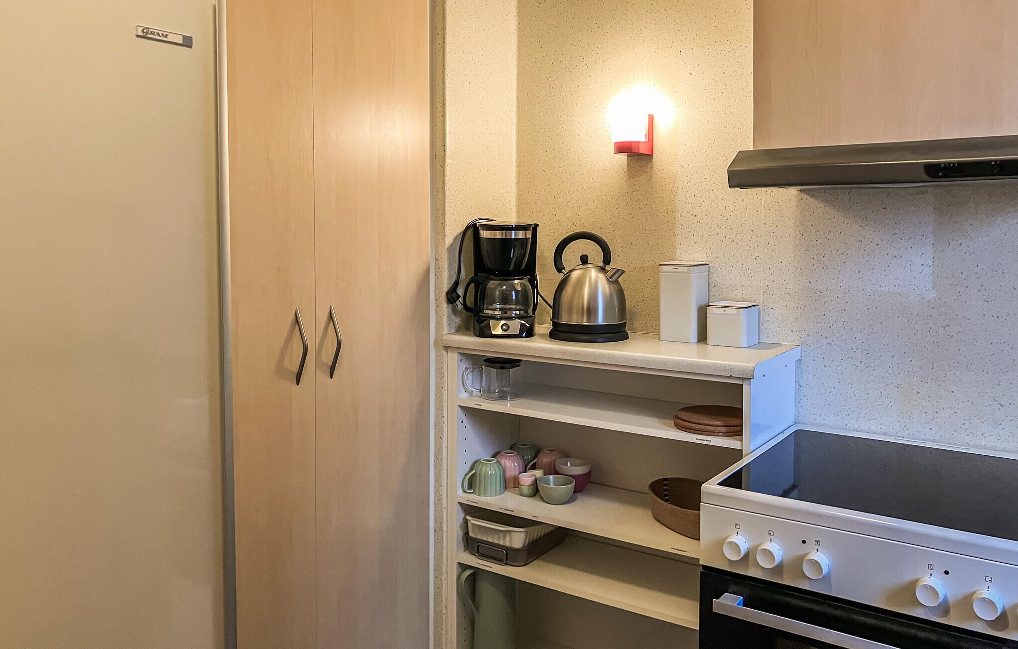 Køleskab, kogeplade, kaffe-/temaskine