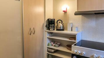 Køleskab, kogeplade, kaffe-/temaskine