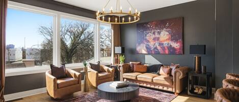 Télévision, cheminée, livres