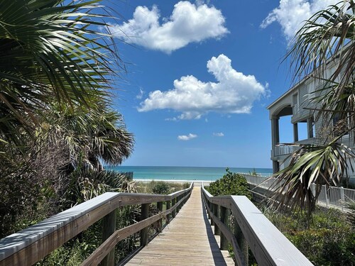 2-bedroom townhome in quaint Ponce Inlet, with direct private beach access!