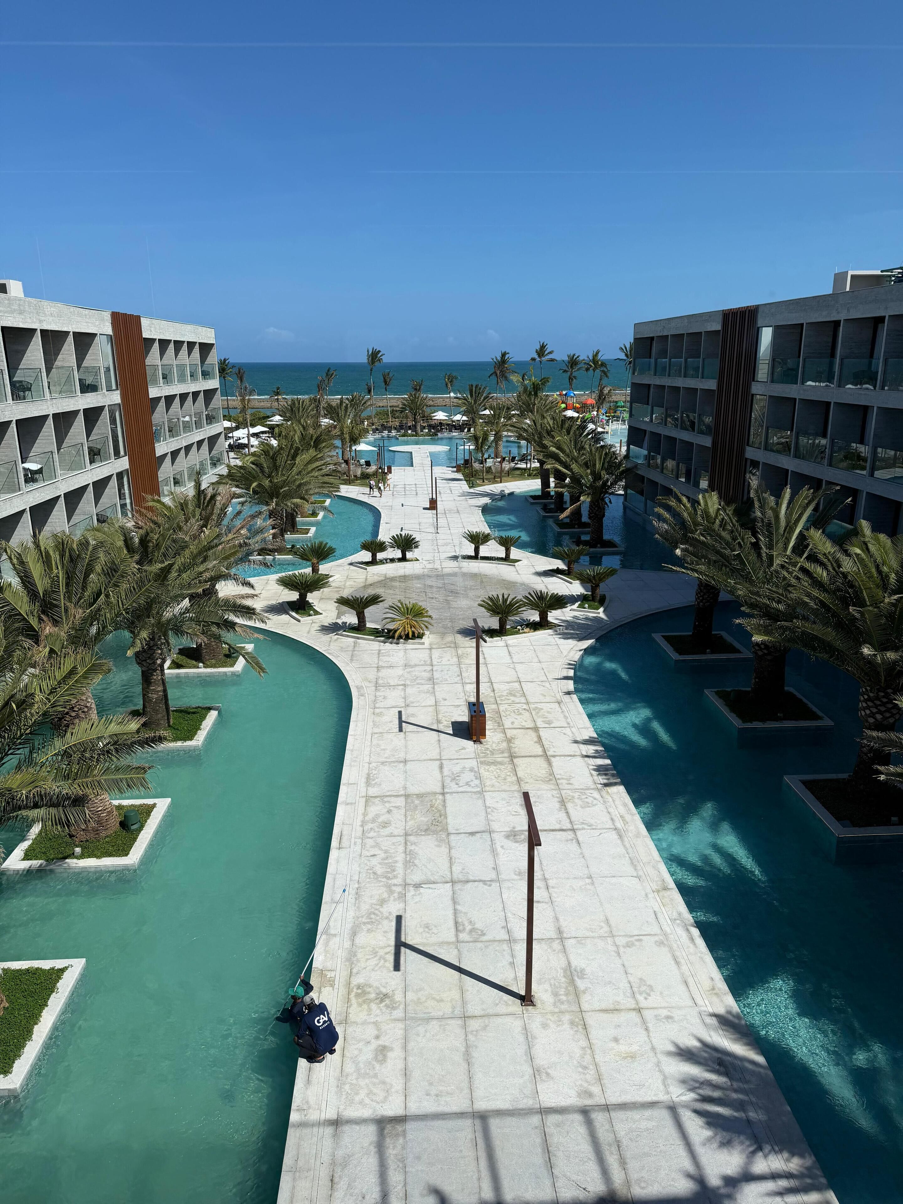 15 座室內游泳池和15 座室外游泳池