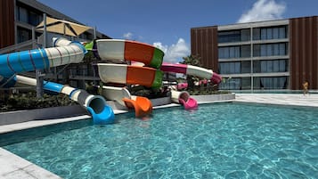 15 piscinas internas, 15 piscinas externas
