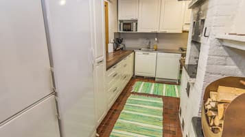 Een koelkast, een microgolfoven, een vaatwasser