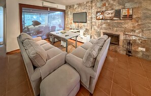 Una Smart TV, una chimenea