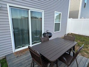 Outdoor dining - Peaceful 3-bedroom home with heart in charming Martinsville (Martinsville)