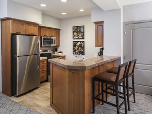 Fridge, microwave, oven, stovetop - 2-bedroom villa in quaint Avon close to Beaver Creek 2-14-26 to 2-21-26 (Avon)