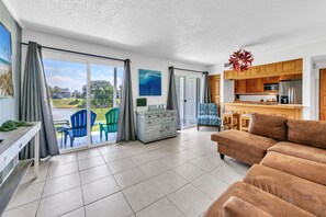 Living area - 153 One Bed/Bath 3 Pools/Grill (Destin)