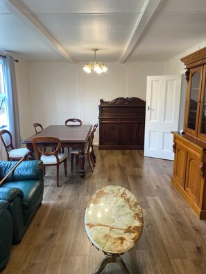 Dining - Bottlebrush on the Grove centrally positioned in the beautiful Huon Valley (Huonville)