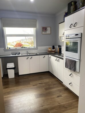 Fridge, microwave, oven, stovetop - Bottlebrush on the Grove centrally positioned in the beautiful Huon Valley (Huonville)