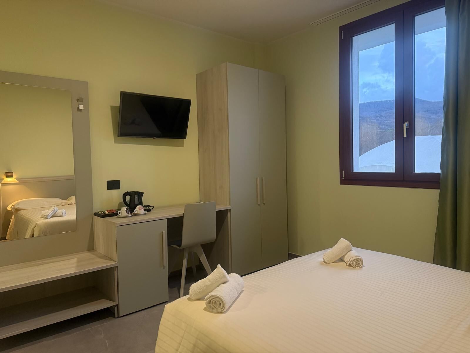 In-room safe, desk, laptop workspace, free WiFi