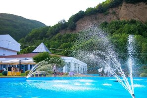 A pool with water jets, a covered pavilion, and a mountainous backdrop. - HOTEL PICCOLO PARADISO  (Latronico)