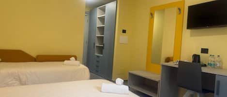 Caja de seguridad en la habitación y escritorio