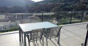 Outdoor dining - House 90m2. In the calm of Alata. 15 minutes from Ajaccio and the beaches (ALATA)