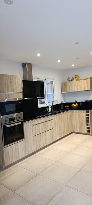 Fridge, microwave, oven, stovetop - House 90m2. In the calm of Alata. 15 minutes from Ajaccio and the beaches (ALATA)