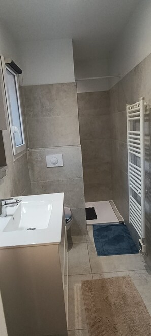 Shower, hair dryer, towels - House 90m2. In the calm of Alata. 15 minutes from Ajaccio and the beaches (ALATA)