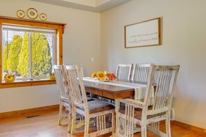 Dining - Hocking Hills Hot Tub Cabin | 5 Min to Lake Logan (Rockbridge)