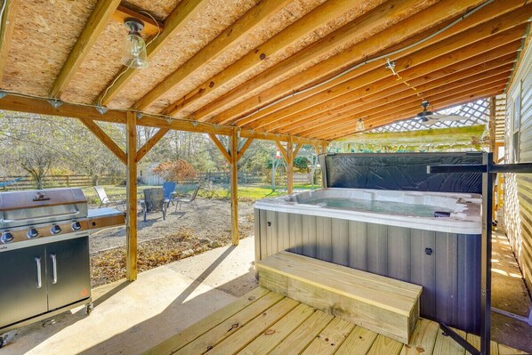 Terrace/patio - Hocking Hills Hot Tub Cabin | 5 Min to Lake Logan (Rockbridge)