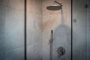 Douche, sèche-cheveux, serviettes fournies, shampoing