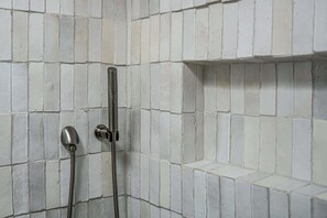 Douche, sèche-cheveux, serviettes fournies, shampoing