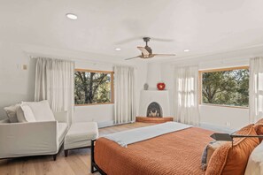 3 bedrooms, desk, iron/ironing board, WiFi - Kiva Fireplaces, Stunning Mountain Views (Santa Fe)