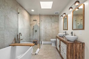 Shower, hair dryer, towels, shampoo - Kiva Fireplaces, Stunning Mountain Views (Santa Fe)