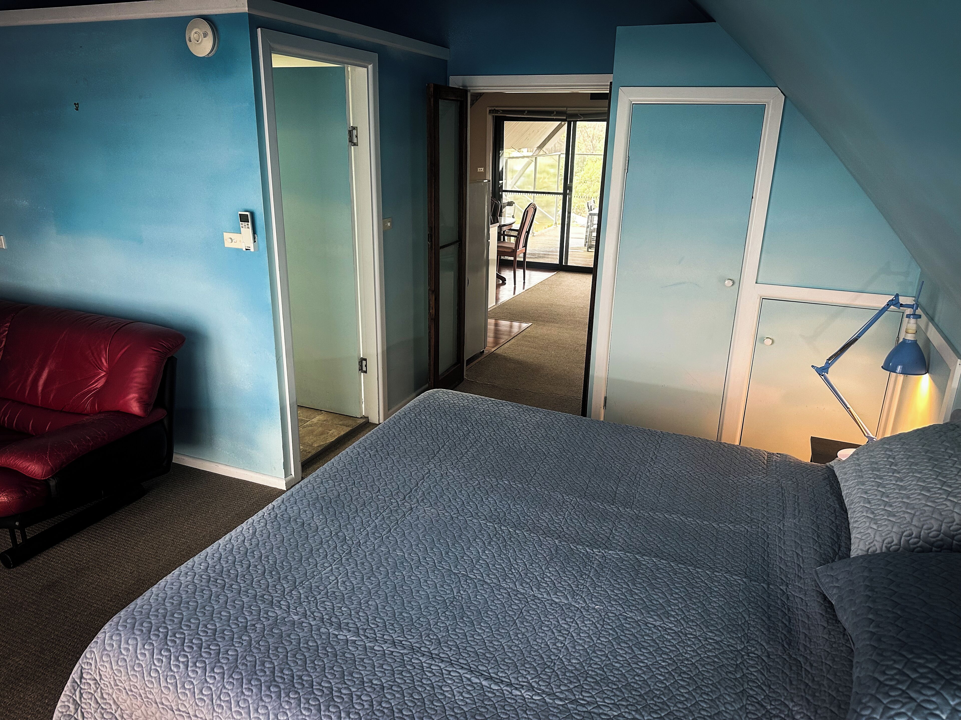 1 chambre, fer et planche à repasser