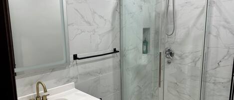 Haartrockner, Handtücher, Seife, Toilettenpapier