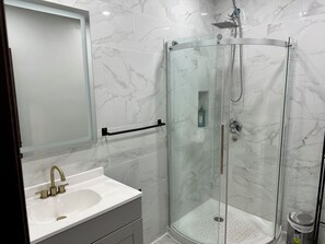 Secadora de cabello, toallas, jabón, papel de baño 