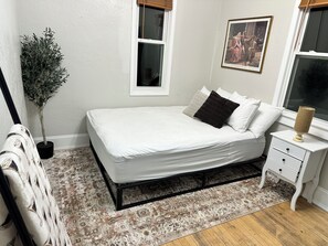 3 habitaciones, tabla de planchar con plancha, wifi y ropa de cama 