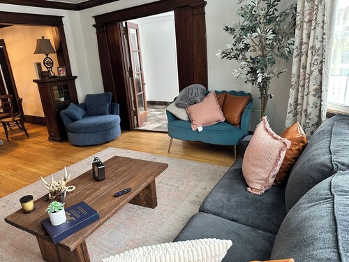 2 bedrooms with parking near NE Arts District, 15min to NSC and US Bank Stadium