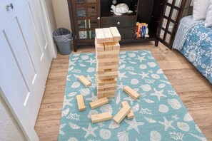 5 Schlafzimmer, Schreibtisch, Bügeleisen/Bügelbrett, Reisekinderbett