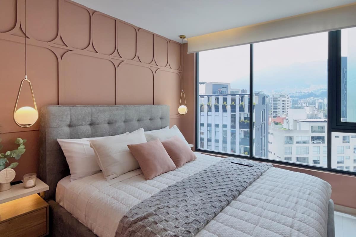 Estudio de lujo, vistas a la ciudad | Escritorio, espacio para trabajar con un portátil, cortinas opacas