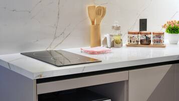 Estudio superior | Cocina privada | Frigorífico grande, microondas, placa de cocina y utensilios de cocina